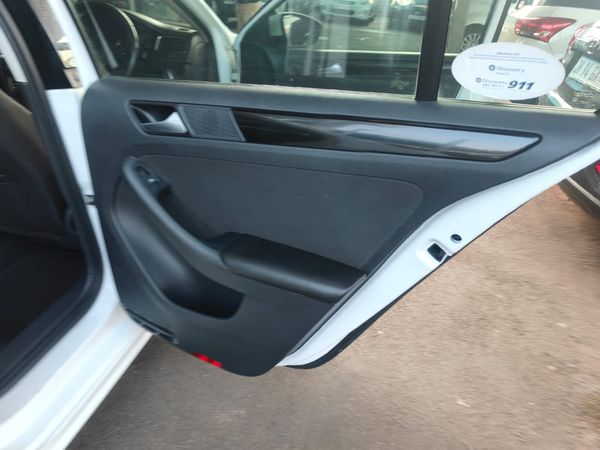 2014-Volkswagen-Jetta-VI-14-TSI-Comfortline image:12