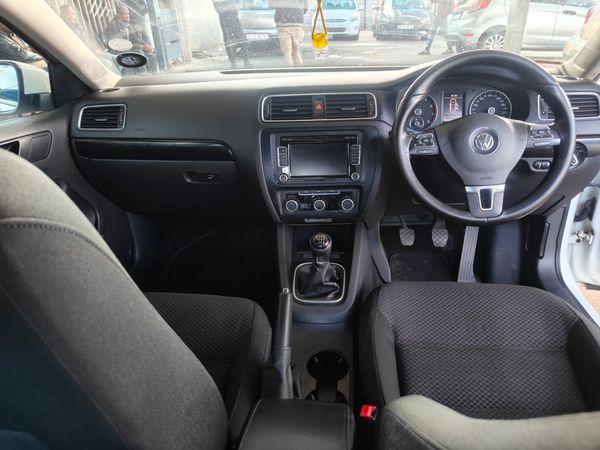 2014-Volkswagen-Jetta-VI-14-TSI-Comfortline image:15