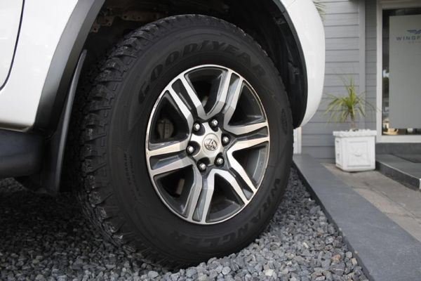 2019-Toyota-Fortuner-24-GD-6-Raised-Body-Auto image:10