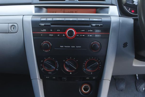 2006-Mazda-3-16-Original image:13