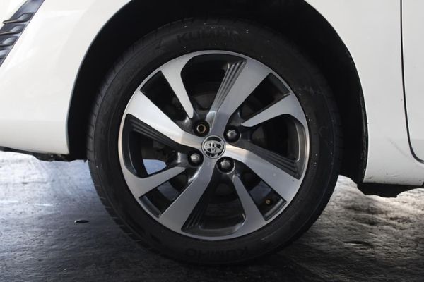 2019-Toyota-Yaris-15-XS-Auto-5-dr image:7