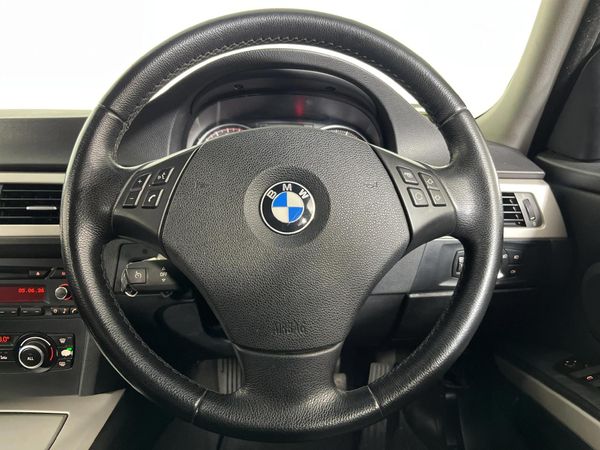 2010-BMW-3-Series-320i-Innovation image:10