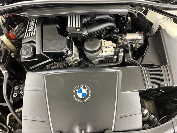 2010-BMW-3-Series-320i-Innovation image:11