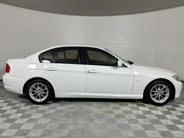 2010-BMW-3-Series-320i-Innovation image:14