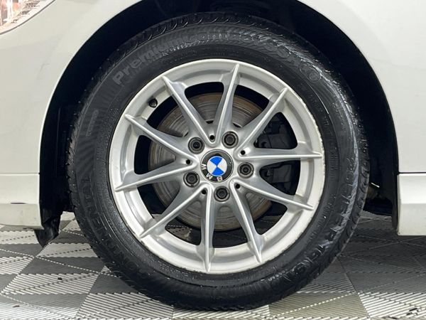 2010-BMW-3-Series-320i-Innovation image:4