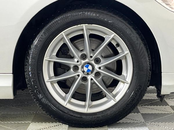 2010-BMW-3-Series-320i-Innovation image:5