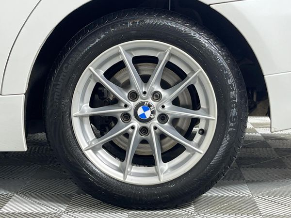 2010-BMW-3-Series-320i-Innovation image:6