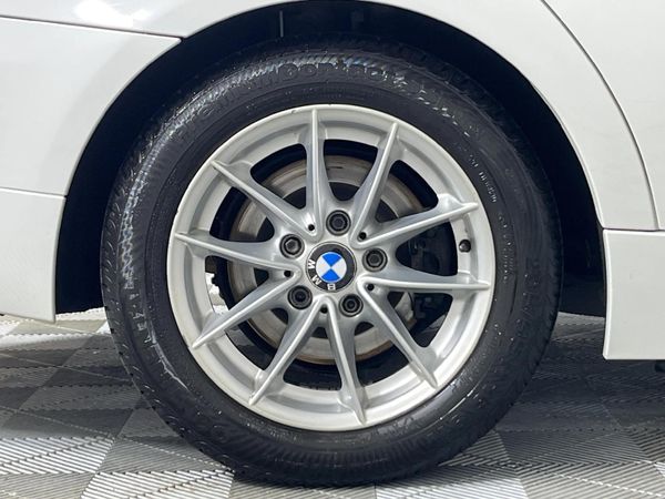 2010-BMW-3-Series-320i-Innovation image:7