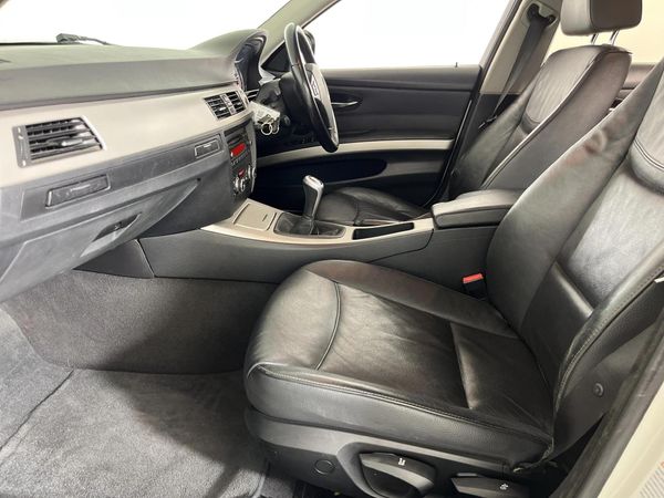 2010-BMW-3-Series-320i-Innovation image:8