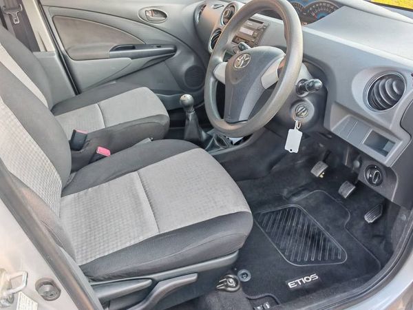2015-Toyota-Etios-15-XS-5-dr image:8