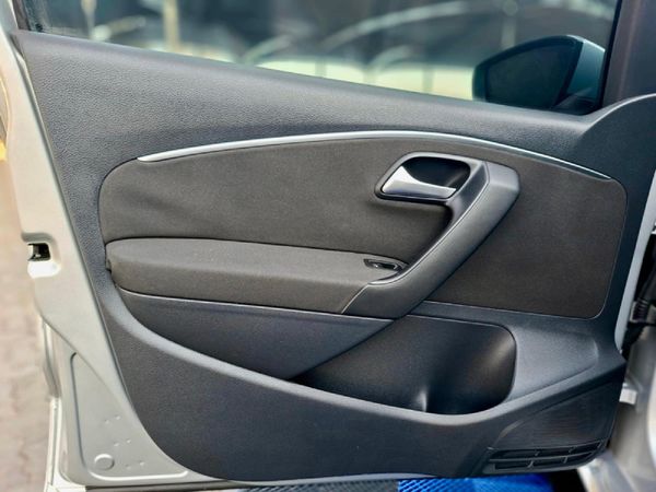 2014-Volkswagen-Polo-12-TSI-Highline-81kW image:19