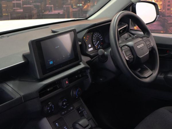 2026-Toyota-Hilux-28-GD-6-RB-SRX-4x4-Auto-Double-Cab image:15