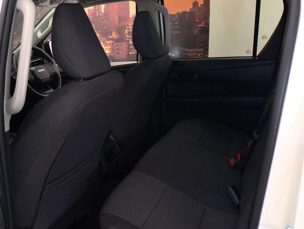 2026-Toyota-Hilux-28-GD-6-RB-SRX-4x4-Auto-Double-Cab image:16