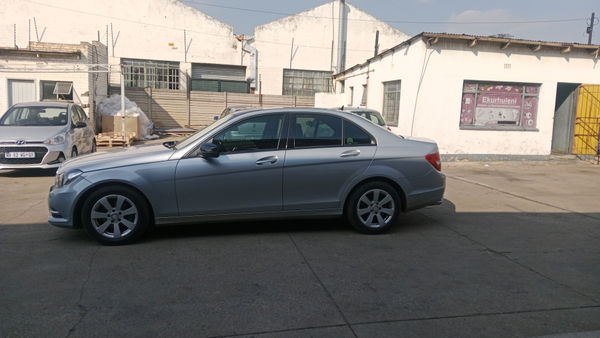 2011-Mercedes-Benz-C-Class-C-180-CGI-BE-Classic-Auto image:3