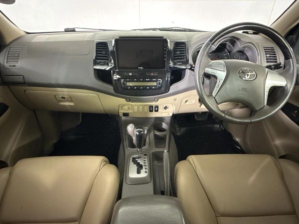 2011-Toyota-Fortuner-30-D-4D-4x4-Auto image:1