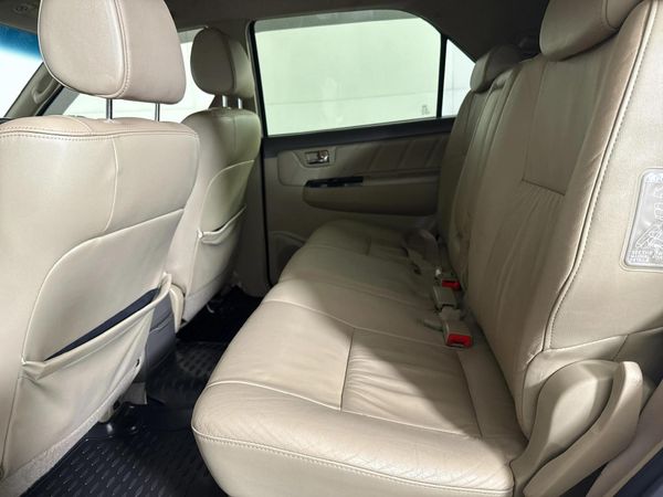 2011-Toyota-Fortuner-30-D-4D-4x4-Auto image:3