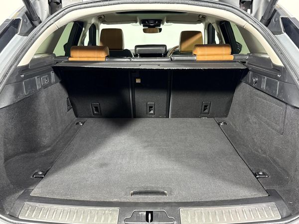2018-Land-Rover-Range-Rover-Velar-30-D-SE-D300 image:12