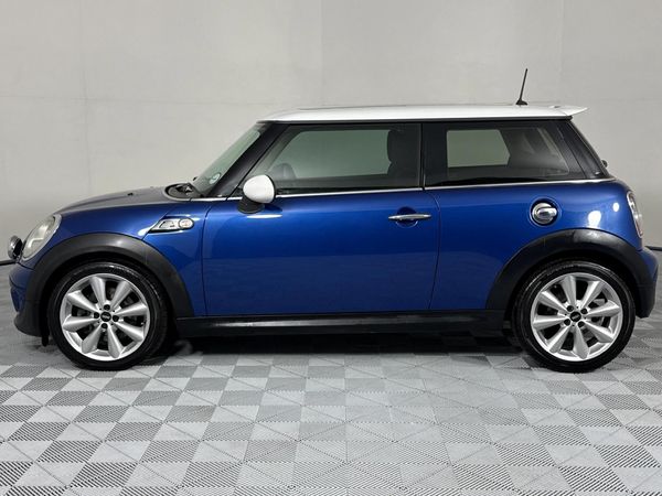 2012-MINI-Hatch-Cooper-S image:17