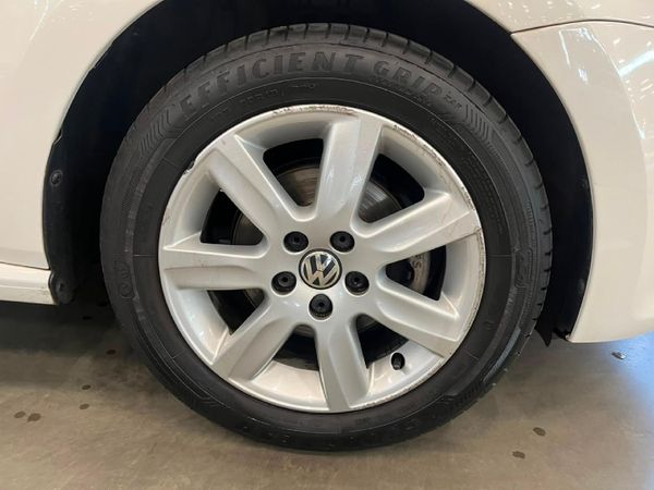 2014-Volkswagen-Polo-16-Comfortline-5-dr image:8
