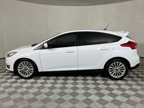2017-Ford-Focus-15-EcoBoost-Trend-Auto-5-dr image:19