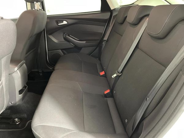 2017-Ford-Focus-15-EcoBoost-Trend-Auto-5-dr image:3