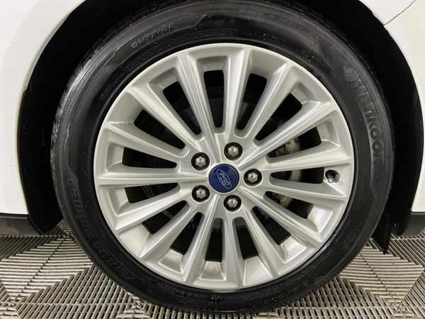 2017-Ford-Focus-15-EcoBoost-Trend-Auto-5-dr image:5