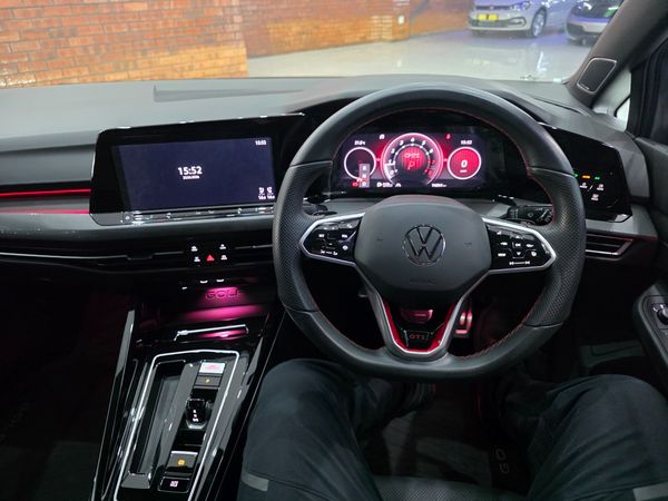 2025-Volkswagen-Golf-8-GTI-20-TSI-DSG image:8