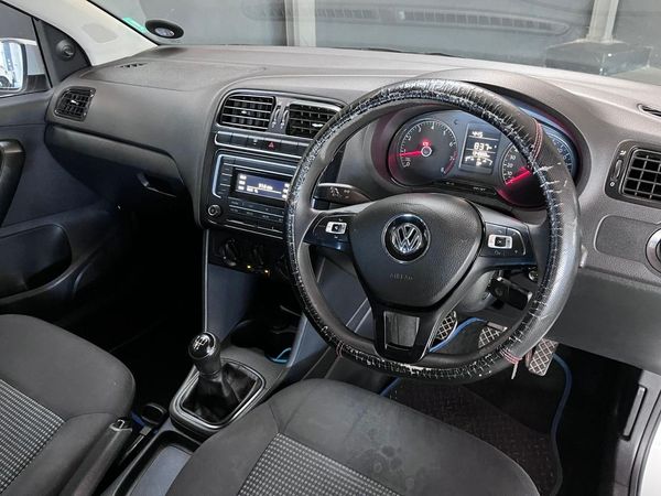 2019-Volkswagen-Polo-Vivo-14-Comfortline-5-dr image:9