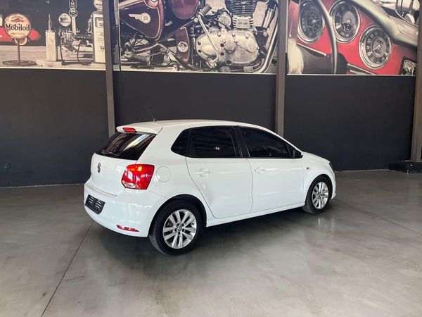 2019-Volkswagen-Polo-Vivo-14-Comfortline-5-dr image:11