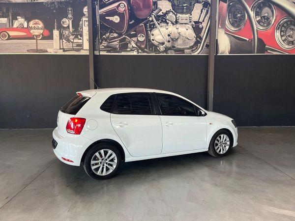 2019-Volkswagen-Polo-Vivo-14-Comfortline-5-dr image:12