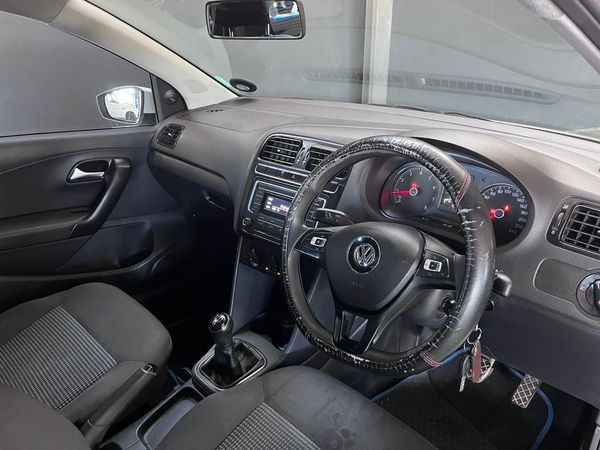2019-Volkswagen-Polo-Vivo-14-Comfortline-5-dr image:7