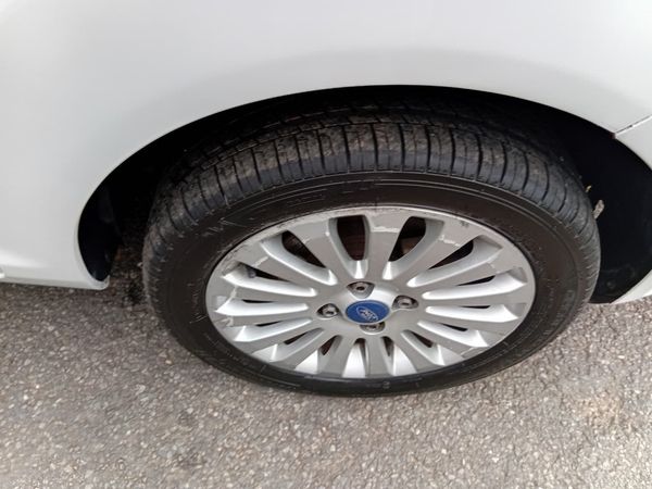 2012-Ford-Fiesta-14i-Trend-5-dr image:11