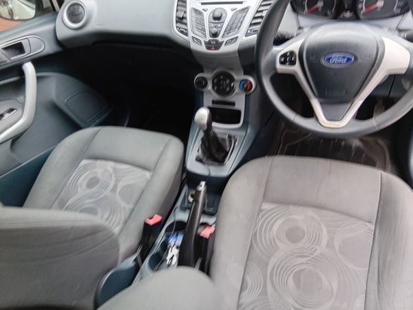 2012-Ford-Fiesta-14i-Trend-5-dr image:7