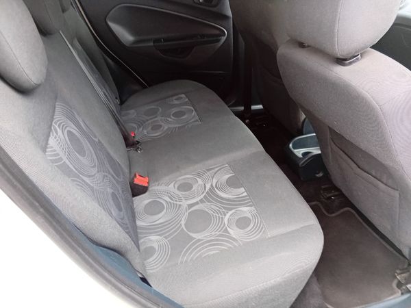 2012-Ford-Fiesta-14i-Trend-5-dr image:8