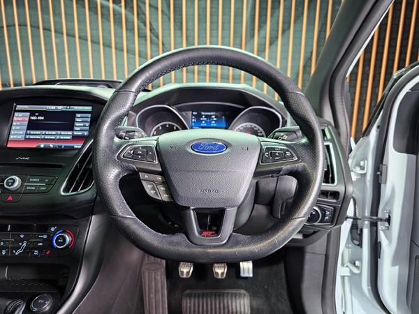 2016-Ford-Focus-20-EcoBoost-ST3 image:9