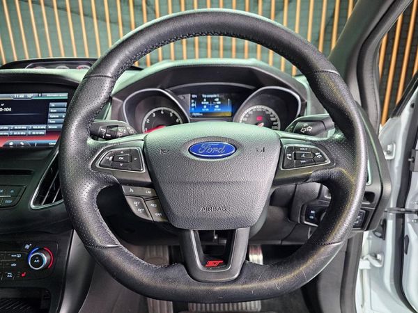 2016-Ford-Focus-20-EcoBoost-ST3 image:10