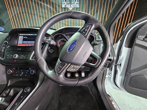 2016-Ford-Focus-20-EcoBoost-ST3 image:17