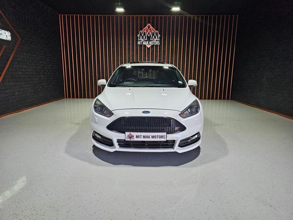 2016-Ford-Focus-20-EcoBoost-ST3 image:1