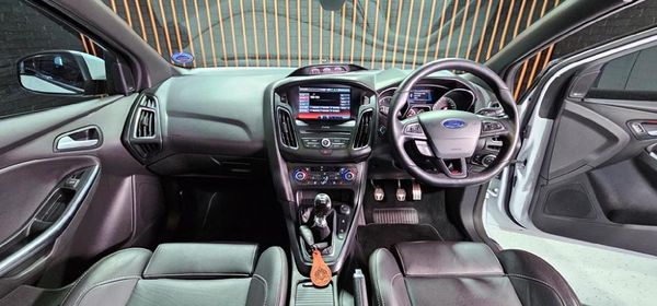 2016-Ford-Focus-20-EcoBoost-ST3 image:21