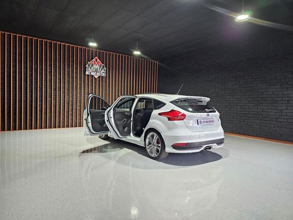 2016-Ford-Focus-20-EcoBoost-ST3 image:22