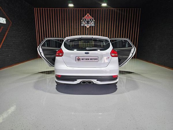 2016-Ford-Focus-20-EcoBoost-ST3 image:23
