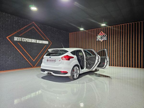 2016-Ford-Focus-20-EcoBoost-ST3 image:24