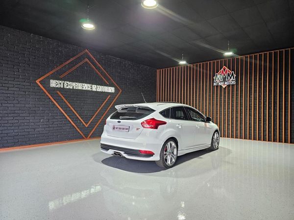 2016-Ford-Focus-20-EcoBoost-ST3 image:25