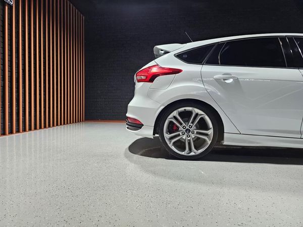 2016-Ford-Focus-20-EcoBoost-ST3 image:26