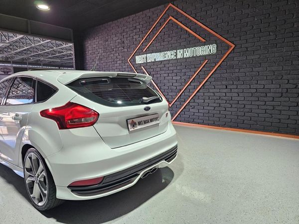 2016-Ford-Focus-20-EcoBoost-ST3 image:27