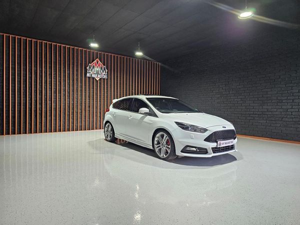 2016-Ford-Focus-20-EcoBoost-ST3 image:2