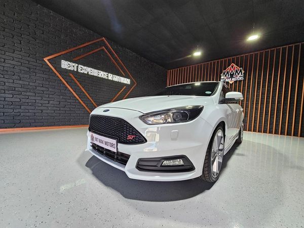 2016-Ford-Focus-20-EcoBoost-ST3 image:3