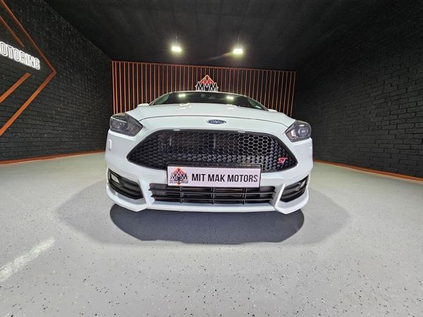 2016-Ford-Focus-20-EcoBoost-ST3 image:4