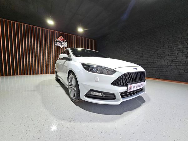 2016-Ford-Focus-20-EcoBoost-ST3 image:5