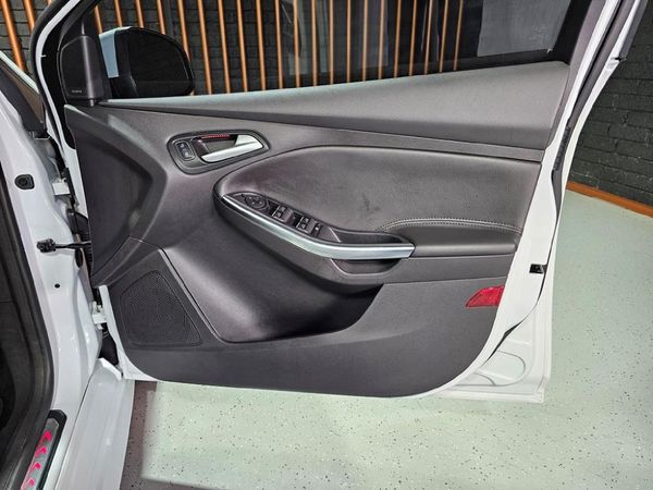 2016-Ford-Focus-20-EcoBoost-ST3 image:6